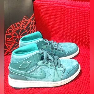 NIKE'S Mid Nouveau JORDAN Sneakers